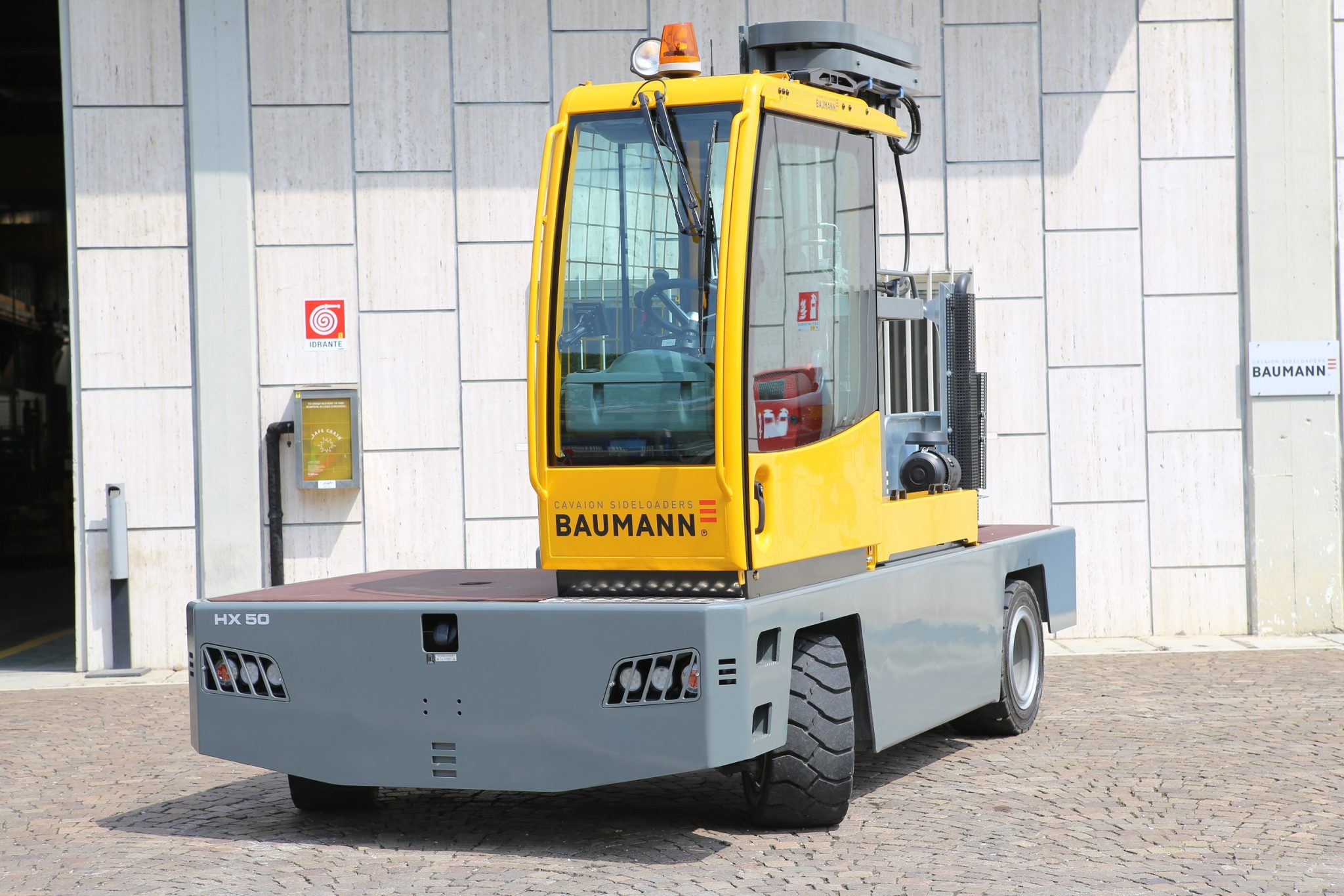 Боковой погрузчик Бауманн. Baumann MV-1020. Baumann погрузчики с боковой загрузкой. Baumann погрузчики с боковой загрузкой электрический.