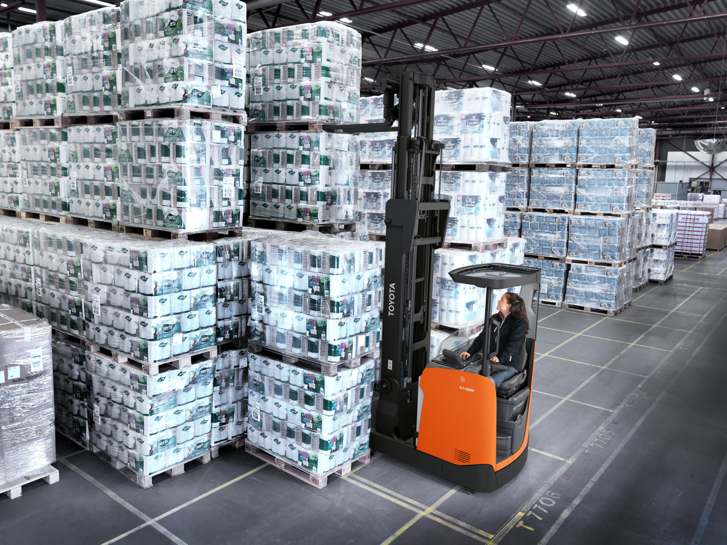 Toyota expands reach truck range