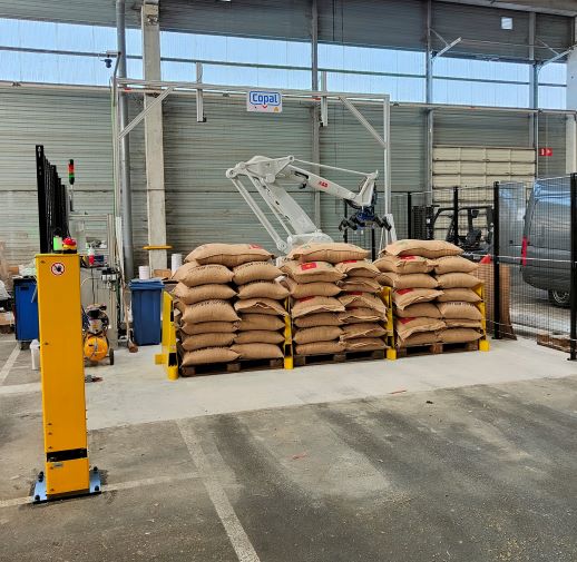 Copal efficiently serves coffee for Tramar