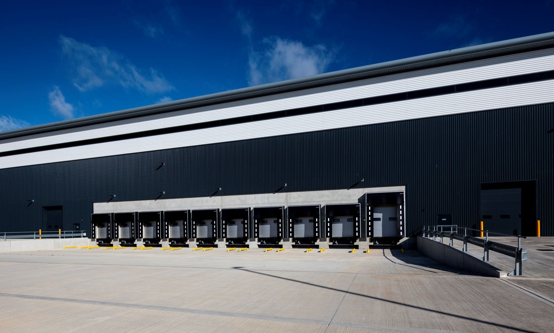 Hörmann equips Panattoni shed at Borehamwood