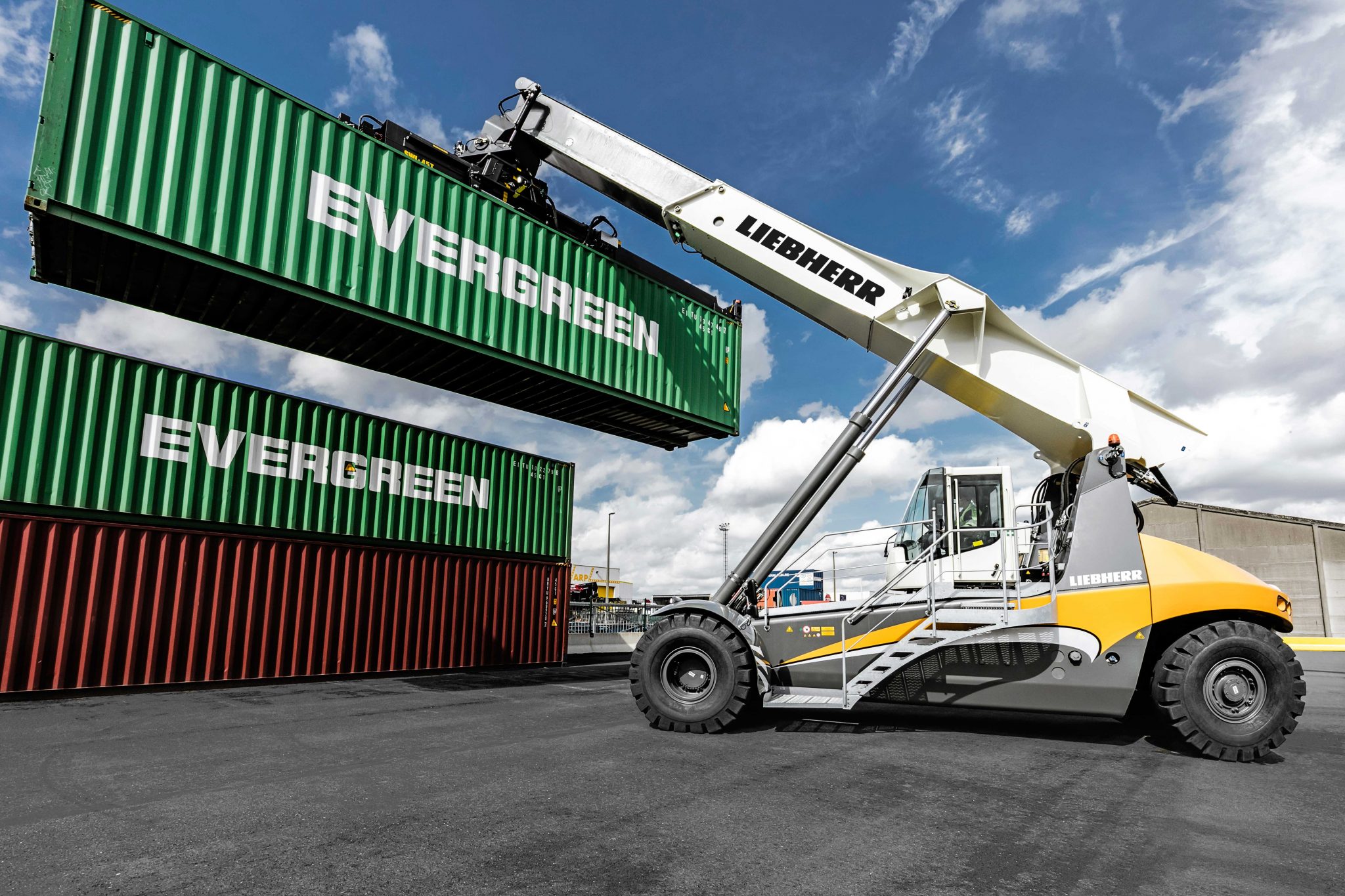 Liebherr Wins First Reachstacker Order in Australia