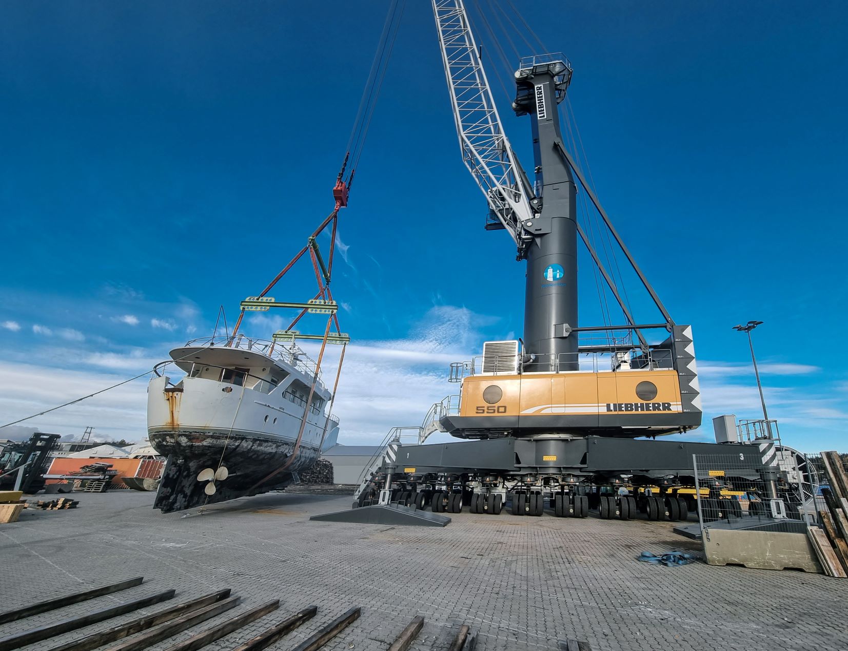 Arendal adds electric harbour crane