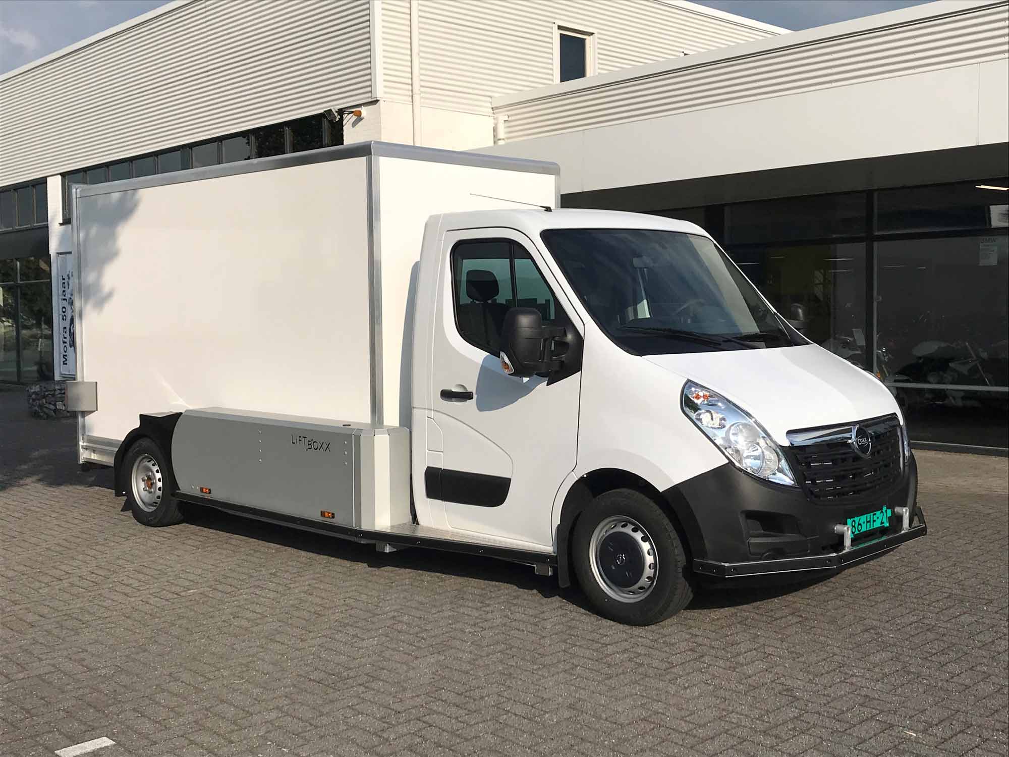 ‘Smart’ Delivery and Distribution Truck Goes Electric