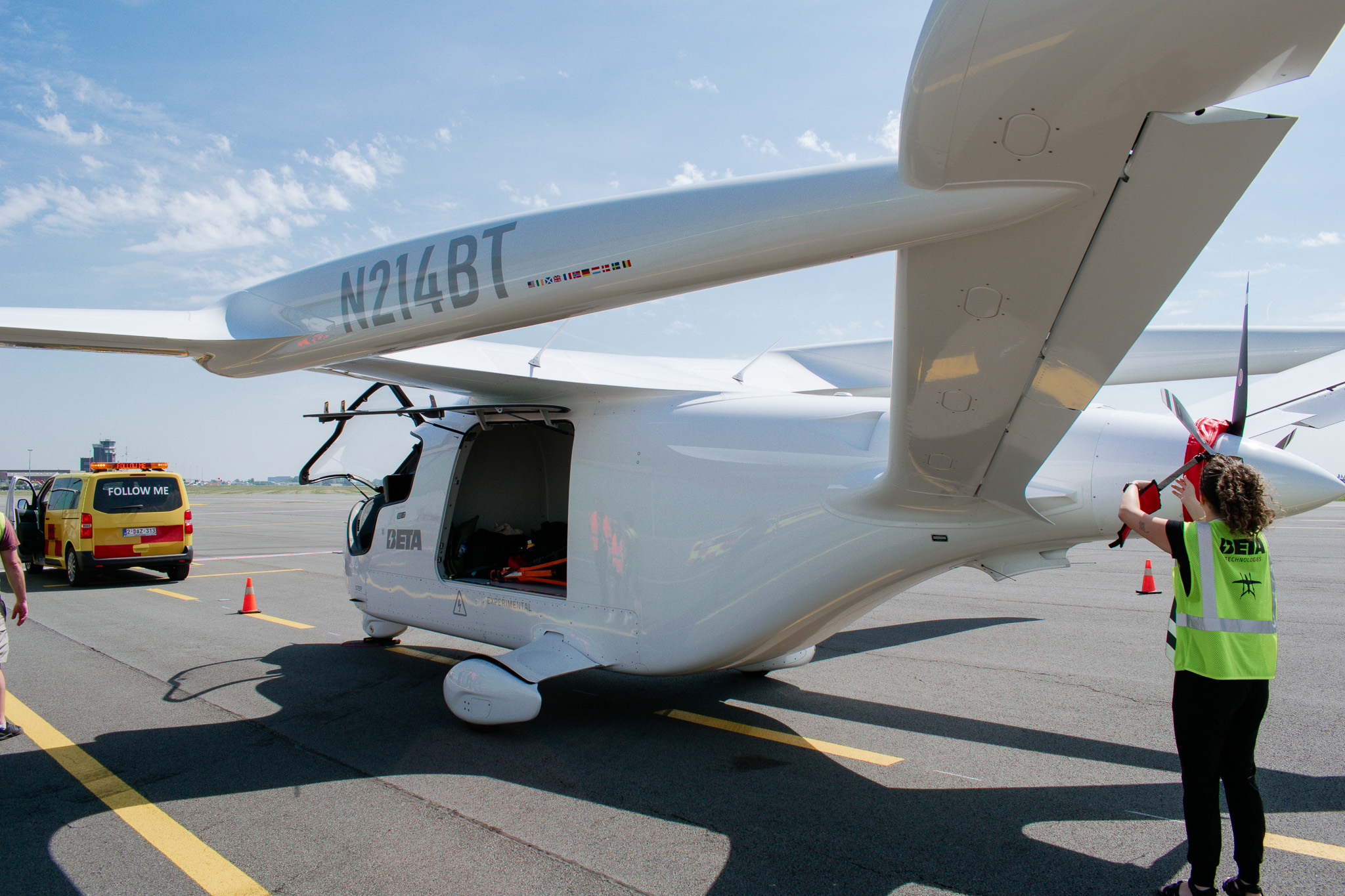 Fully Electric Cargo Flight Makes Stopover