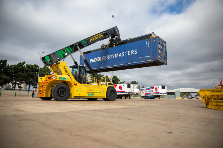 Hyster delivers hydrogen ReachStacker to UK port