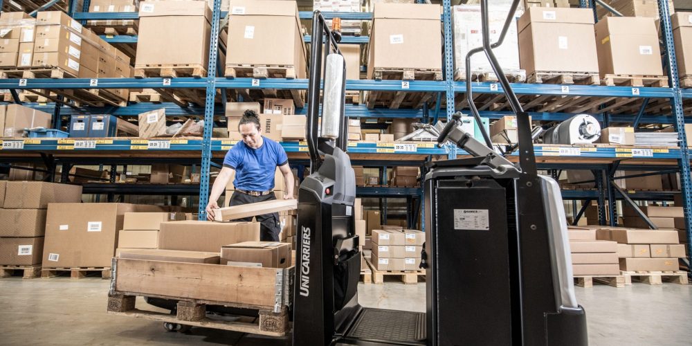 2-Low-level-order-picker-in-use-UniCarriers