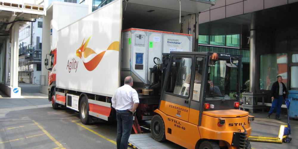 A-specialist-team-moves-an-EnvirotaAgility-Envirotainer A-specialist-team-moves-an-EnvirotaAgility-Envirotainer