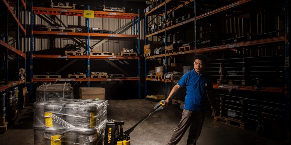 COMPACT-NEW-HYSTER-LITHIUM-ION-PALLET-TRUCKS-TO-BOOST-EFFICIENCY_A-scaled