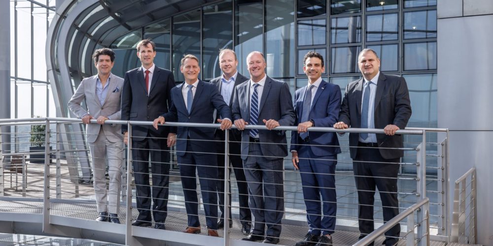 DHL-World-Energy-Signing_Group_1-scaled