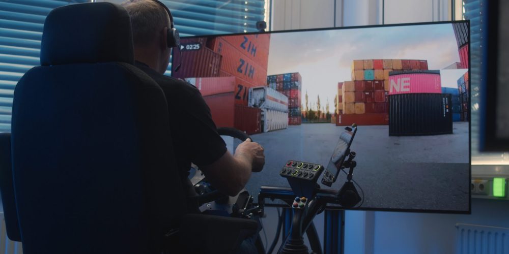 Fernride_HHLA_Teleoperator-scaled