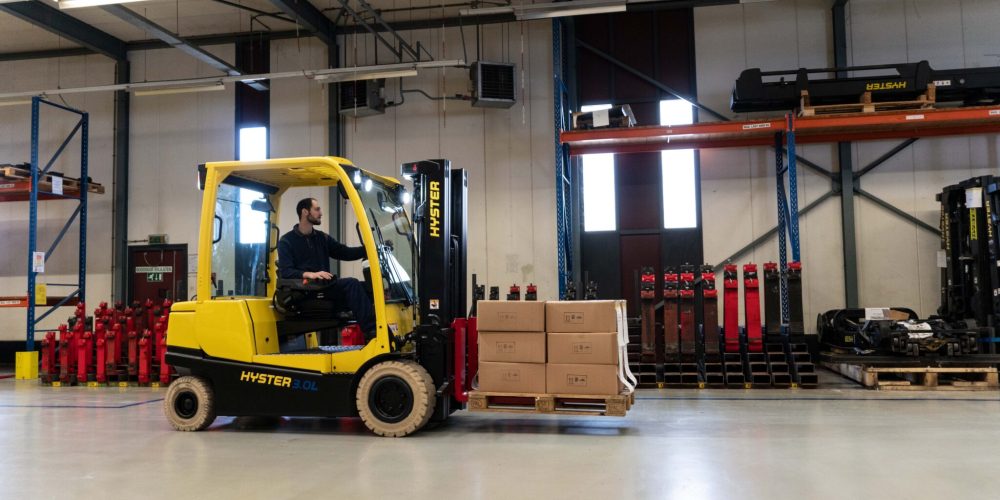 HYSTER-INTEGRATED-LITHIUM-ION-FORKLIFTS-GET-TOUGH-ON-INDUSTRY-CHALLENGES-B-scaled