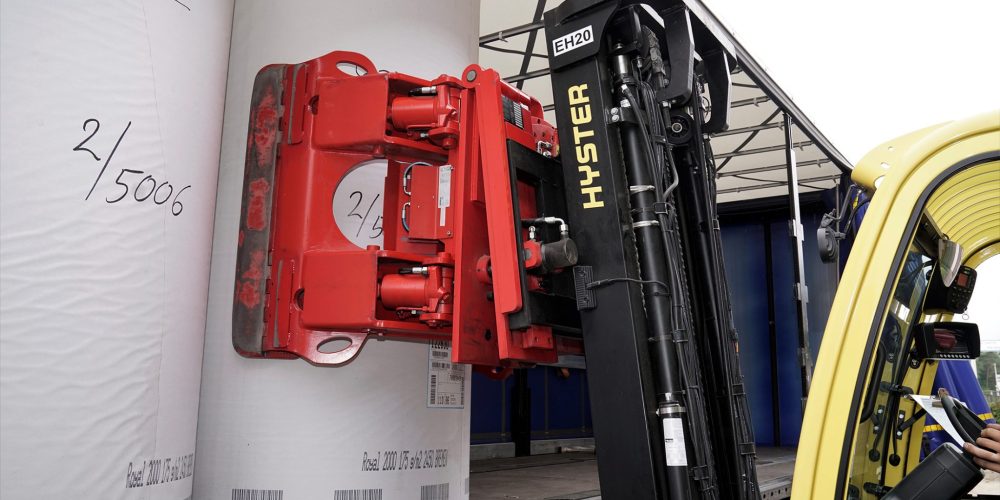NEW-HYSTER-LIFT-TRUCK-SOLUTION-SIMPLIFIES-LOADING-TRAILERS-WITH-PAPER-REELS-b