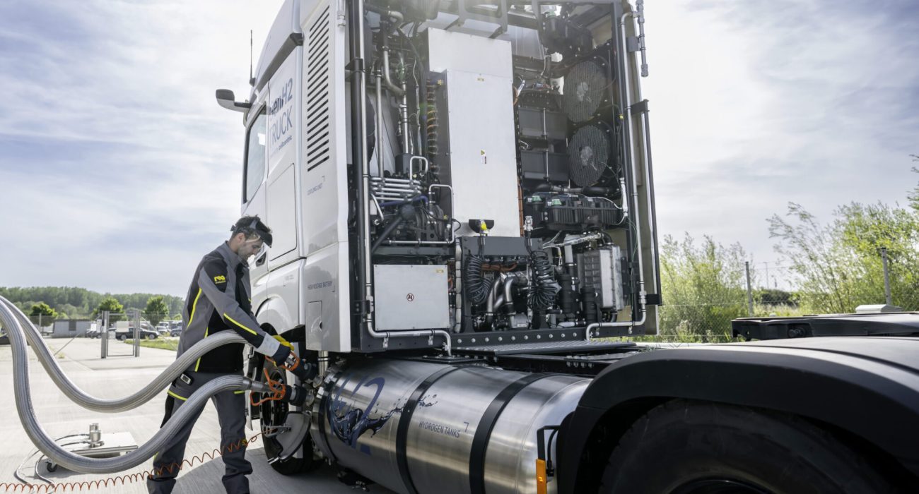 Entwicklungsmeilenstein erreicht: Daimler Truck testet Brennstoffzellen-Lkw mit FlüssigwasserstoffDevelopment milestone: Daimler Truck tests fuel-cell truck with liquid hydrogen