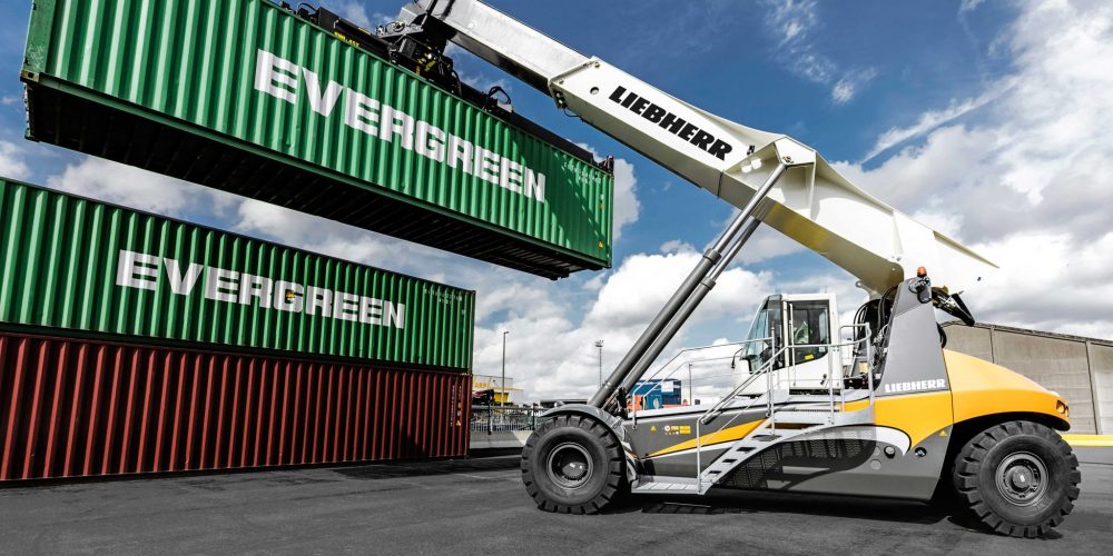 liebherr-lrs-545-reachstacker-container-handling
